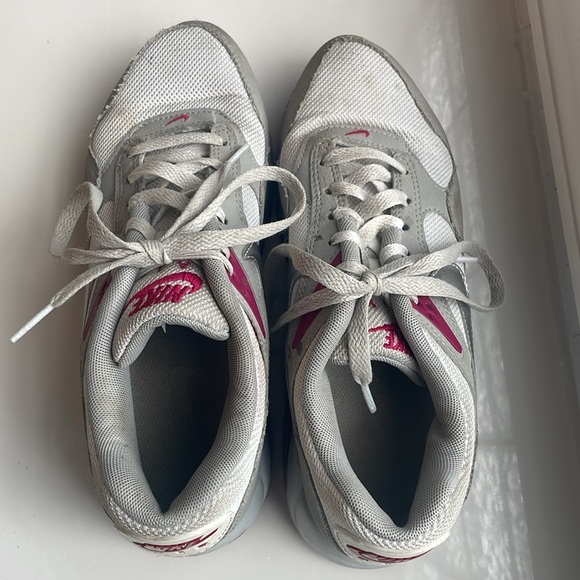 Nike Gray and Pink Sneakers with Classic Design - Picture 4 of 5